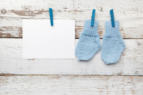 Baby socks hanging on white wooden background. Flat lay — Stock Photo, Image