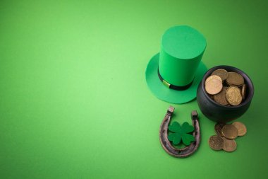 Altın ve yeşil zemin üzerine şans muskaları ile mutlu St Patricks Günü cin şapka. Üstten Görünüm.