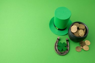 Altın ve yeşil zemin üzerine şans muskaları ile mutlu St Patricks Günü cin şapka. Üstten Görünüm.