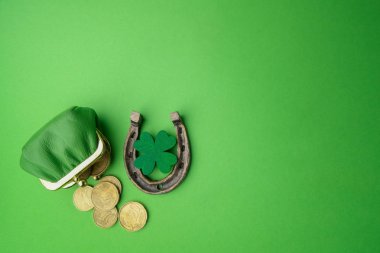 St Patricks Günü, şans muskaları. Horesechoe ve yeşil zemin üzerine yonca