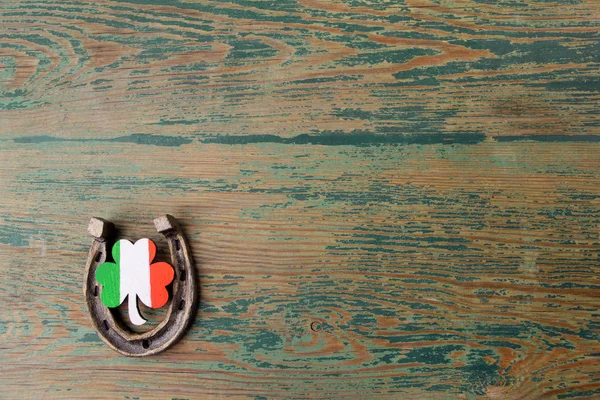 St. Patricks day, talismany. Horesechoe a jetele na dřevěné pozadí — Stock fotografie