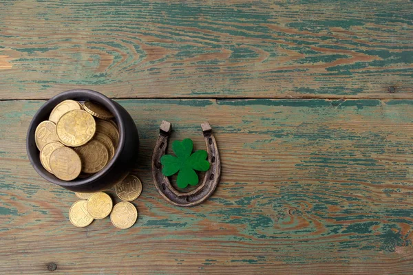 St Patricks day, Lyckosymboler. Horesechoe och shamrock på trä bakgrund — Stockfoto