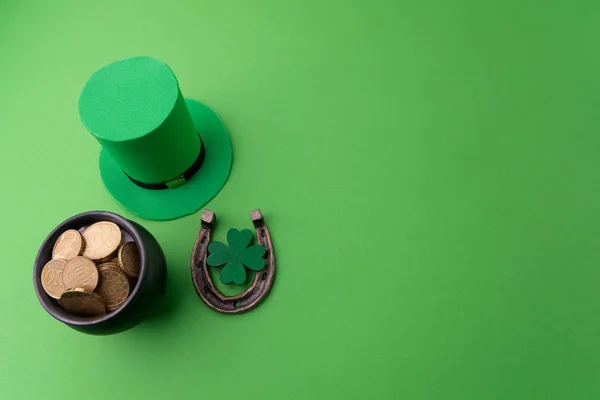 Happy St Patricks Day leprechaun hatt med guldmynt och Lyckosymboler på grön bakgrund. Ovanifrån. — Stockfoto