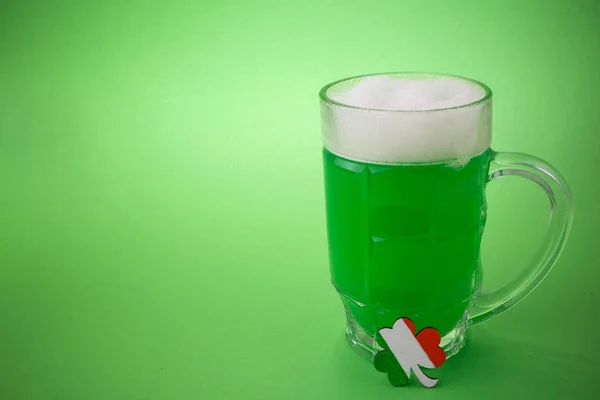 St Patricks day green beer on a green background — Stock Photo, Image