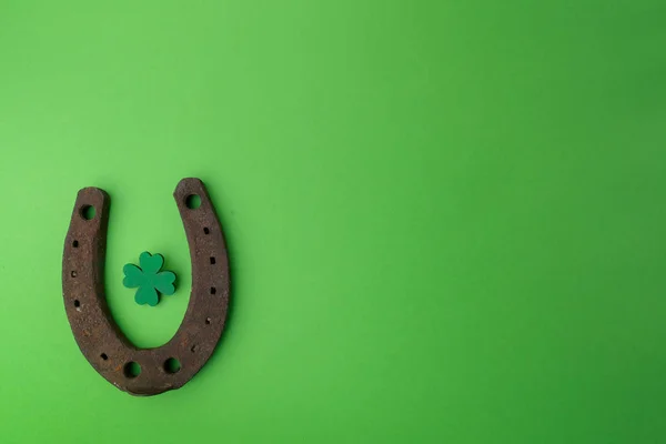 St. Patricks day, talismany. Horesechoe a jetele na zeleném pozadí — Stock fotografie