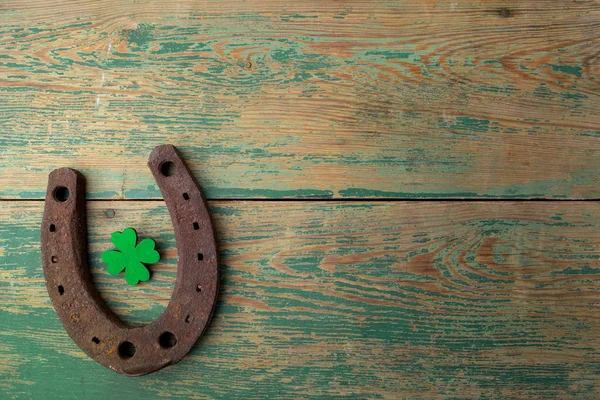 St Patricks day, Lyckosymboler. Horesechoe och shamrock på trä bakgrund — Stockfoto