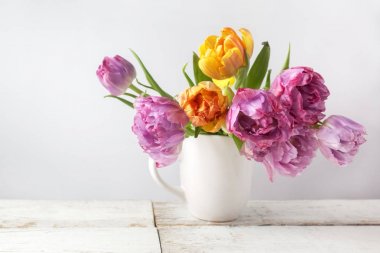 Lale rustik ahşap üzerine tencerede taze buket. Vintage stile