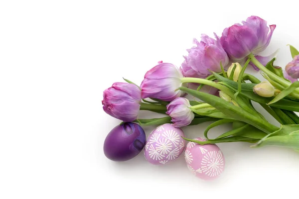 Uova di Pasqua e tulipani su sfondo bianco. Piatto. Vista dall'alto — Foto Stock