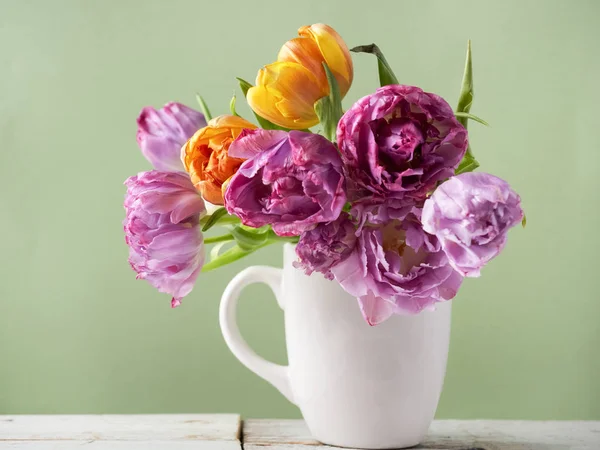 Bouquet frais de tulipes en pot sur bois rustique. stile Vintage — Photo