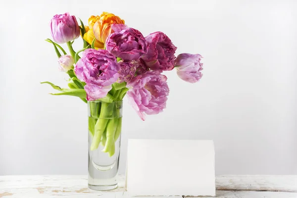 Bouquet di fiori di tulipano fresco e vuoto con spazio copia su sfondo di legno — Foto Stock