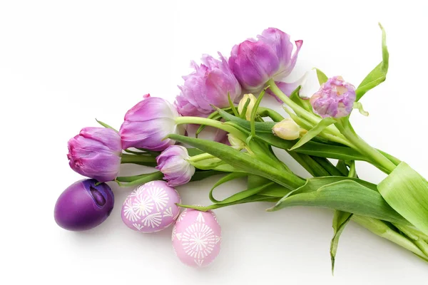 Œufs de Pâques et tulipes sur fond blanc. Pose plate. Vue du dessus — Photo