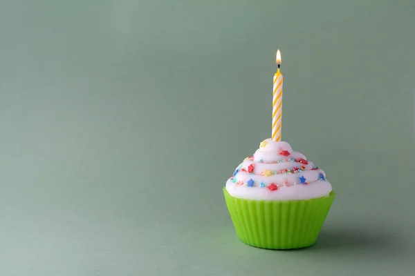 Boş alan ile yeşil zemin üzerine mum ile lezzetli doğum günü kek — Stok fotoğraf