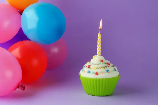 Színes születésnapi gyertya és lufi Cupcake — Stock Fotó