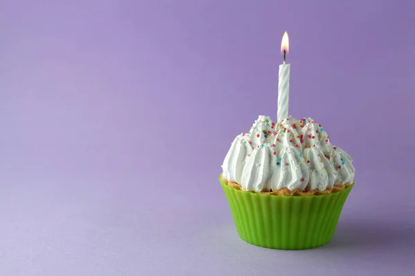 Gustoasă cupcake ziua de naștere cu lumânare, pe fundal violet, cu spațiu liber — Fotografie, imagine de stoc
