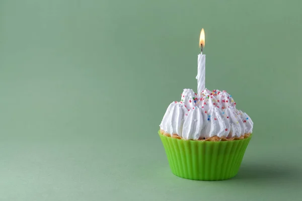 Boş alan ile yeşil zemin üzerine mum ile lezzetli doğum günü kek — Stok fotoğraf