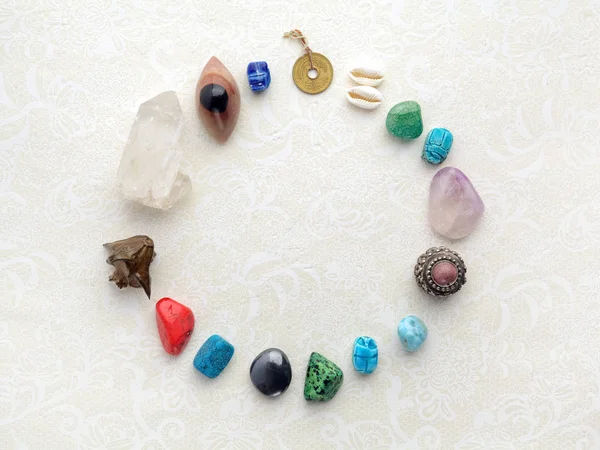 Composición de objetos esotéricos, utilizados para la curación y la adivinación — Foto de Stock
