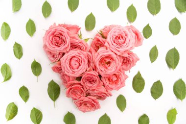 Buket gül beyaz arka plan üzerinde kalp şeklinde. Üstten Görünüm