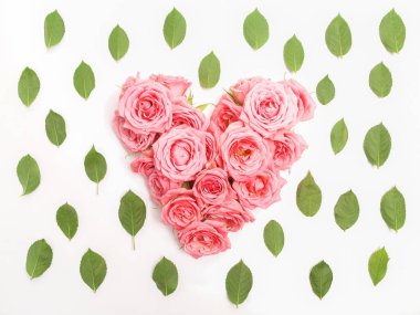 Buket gül beyaz arka plan üzerinde kalp şeklinde. Üstten Görünüm