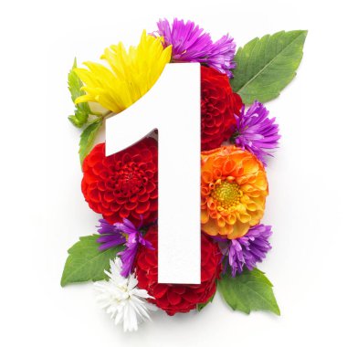 Düzen renkli çiçekler, yapraklar ve bir numara. Düz yatıyordu. Üstten Görünüm.