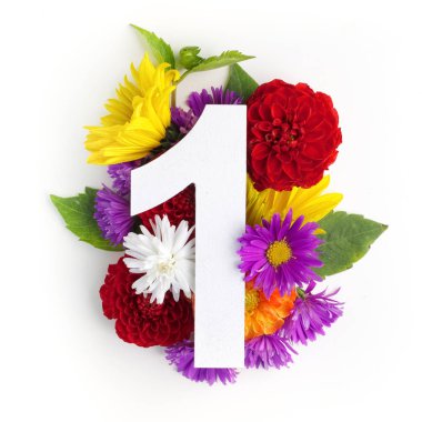 Düzen renkli çiçekler, yapraklar ve bir numara. Düz yatıyordu. Üstten Görünüm.