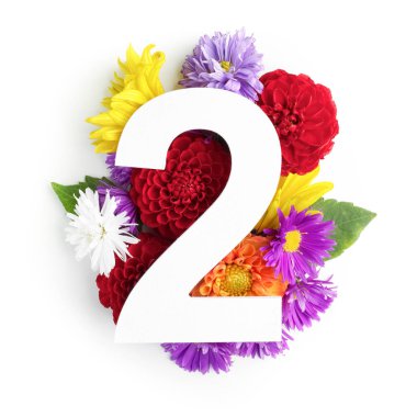 Düzen renkli çiçekler, yapraklar ve iki numaralı. Düz yatıyordu. Üstten Görünüm.