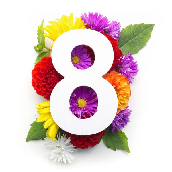 Układ z kolorowych kwiatów, liści i numer eith. Leżał z płaskim. Widok z góry. — Zdjęcie stockowe