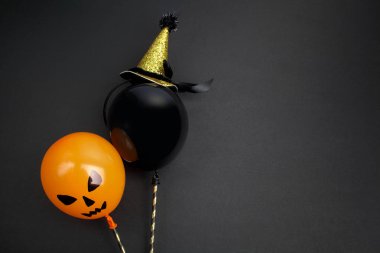 bayram, dekorasyon ve parti kavramı - hava balonu için siyah arka plan üzerinde halloween. Üstten Görünüm