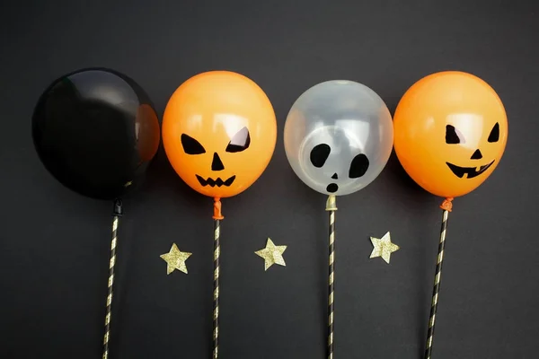 Праздники, декорации и концепция вечеринки - воздушные шары для Хэллоуина над черным фоном. — стоковое фото