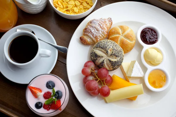 Богатый континентальный завтрак. Французские круассаны, мюсли, много сладких фруктов и ягод, горячий кофе для утренней еды . — стоковое фото