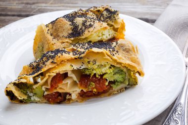 Peynir ve kurutulmuş domates ile meyveli turta. Ev yapımı pasta, turta ve aperatifler