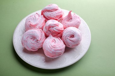 Yeşil zemin üzerine pembe hatmi