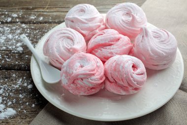 Eski ahşap masa üzerinde kabarık beyaz hatmi