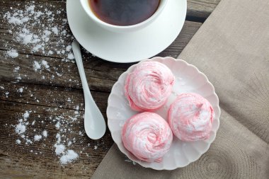 ahşap masa, üstten görünüm üzerinde siyah kahve ve hatmi tatlı ile beyaz seramik kupa