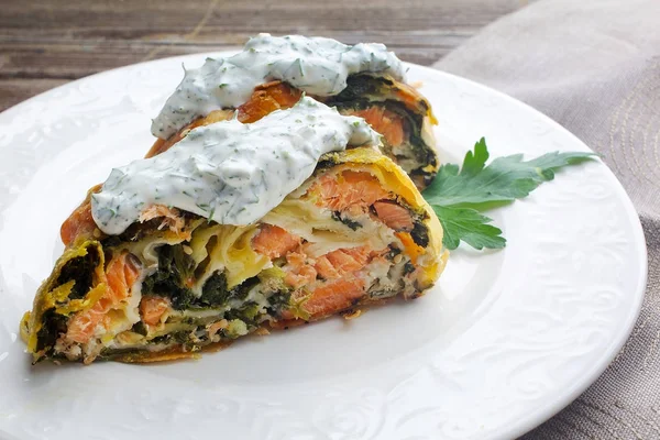 Strudel pasta somon ve ıspanak, hizmet üzerinde ahşap masa — Stok fotoğraf