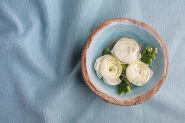 Su, spa, afiş mavi kapta beyaz çiçekler. Üstten Görünüm