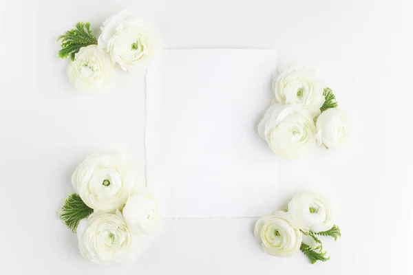 花のフレームは、白い花と白い背景の上の葉から成っています。花の背景。フラット横たわっていた、トップ ビュー. — ストック写真
