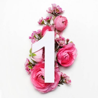 Düzen renkli çiçekler, yapraklar ve bir numara. Düz yatıyordu. Üstten Görünüm.