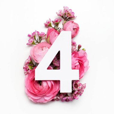 Renkli çiçekler, yapraklar ve numarası ile düzeni. Düz yatıyordu. Üstten Görünüm.