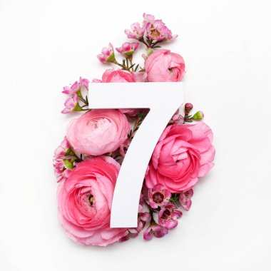 Düzen renkli çiçekler, yapraklar ve yedi numara. Düz yatıyordu. Üstten Görünüm.