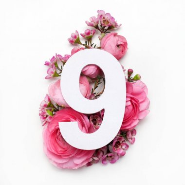 Düzen renkli çiçekler, yapraklar ve dokuz üç. Düz yatıyordu. Üstten Görünüm.