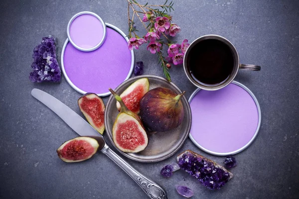 Bir fincan sıcak kahve, incir ve çiçekler. Rahat bir akşam. Bahar, sonbahar. Ultra violet arka plan — Stok fotoğraf