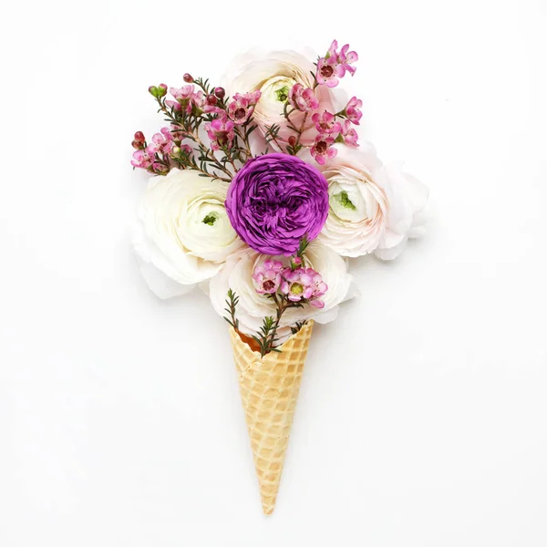 Cono de gofre con composición de flores de colores. Puesta plana —  Fotos de Stock