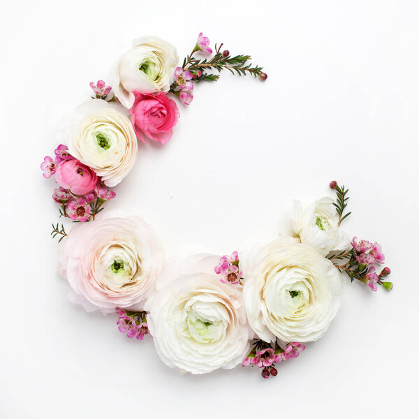 Цветочная круглая рамка с цветами ранункула, плоский узор, вид сверху с копировальным пространством
