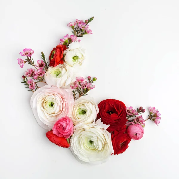 Cornice rotonda floreale con fiori di ranuncolo, posa piatta, vista dall'alto con spazio copia — Foto Stock