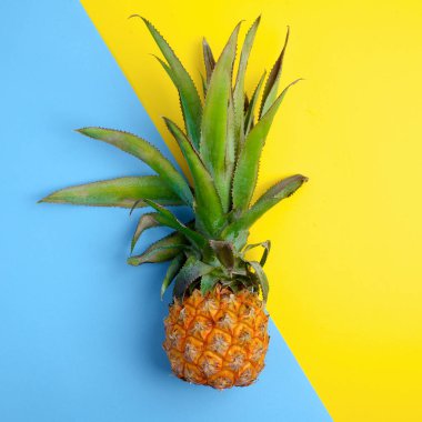 Ananas meyve parlak sarı ve mavi arka plan üzerinde