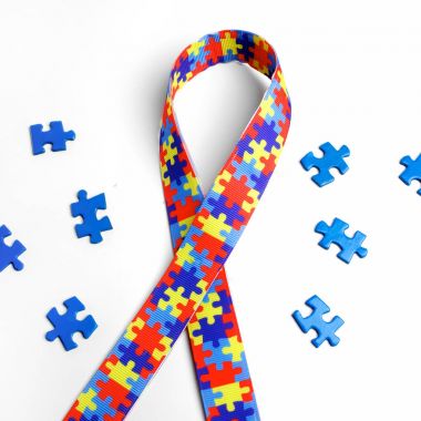 Dünya otizm farkındalık ve gurur günü bulmaca desen şerit üzerinde kırpma yolu ile beyaz arka plan ile