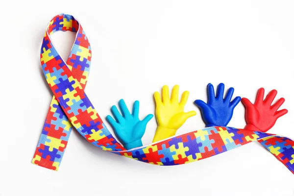 Conceito de consciência de autismo com mãos coloridas sobre fundo branco. Vista superior — Fotografia de Stock