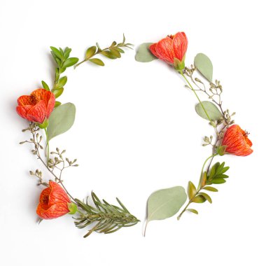 Çiçek kompozisyon. Turuncu Çiçek çelenk yaptı ve beyaz zemin üzerine yeşil yaprakları. Düz yatıyordu, en iyi görünümü