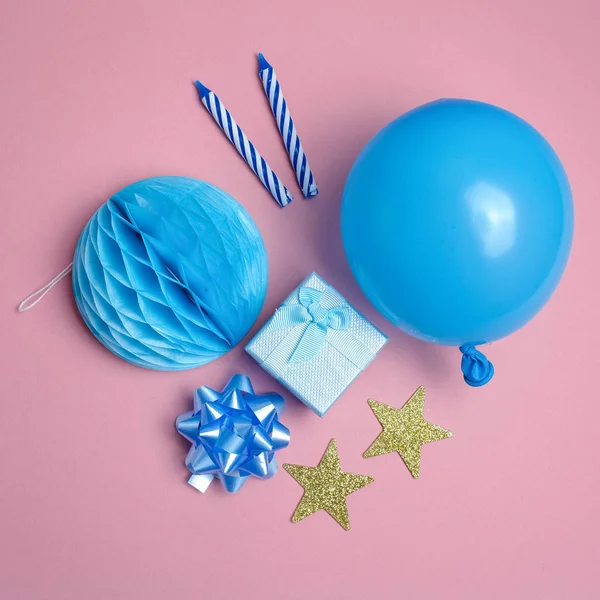 Fest eller födelsedag bakgrund. Ballong, presentbox på rosa bakgrund ovanifrån. Lägenheten låg stil. — Stockfoto