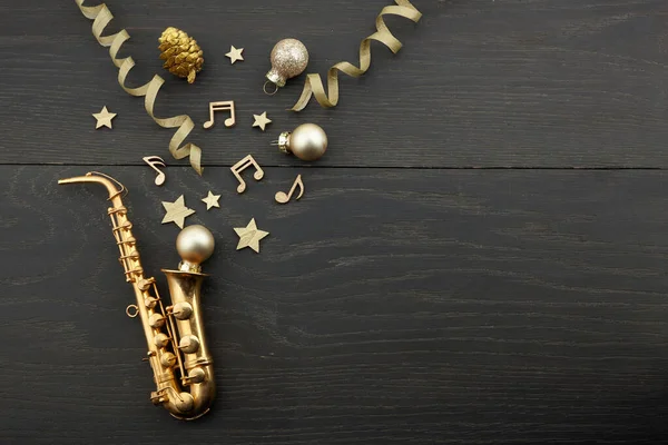 Happy New Year banner with gold saxophone as a party and celebration symbol. Top view — Stock Photo, Image